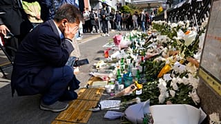 Flores en la salida de metro más cercana al callejón del barrio de Itaewon, en Seúl (Corea del Sur), donde ocurrió la tragedia.