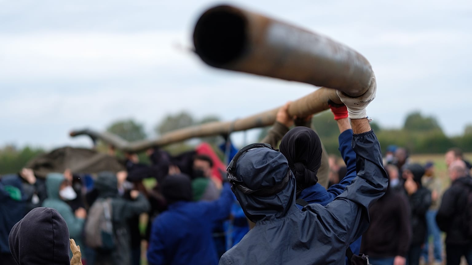 Демонстрация в Сент-Солине французского департамента Дё Севр против строительства c/x мегарезервуара: в воскресенье разломали подводящую трубу.