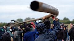 Демонстрация в Сент-Солине французского департамента Дё Севр против строительства c/x мегарезервуара: в воскресенье разломали подводящую трубу.