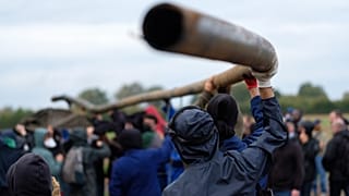 Демонстрация в Сент-Солине французского департамента Дё Севр против строительства c/x мегарезервуара: в воскресенье разломали подводящую трубу.