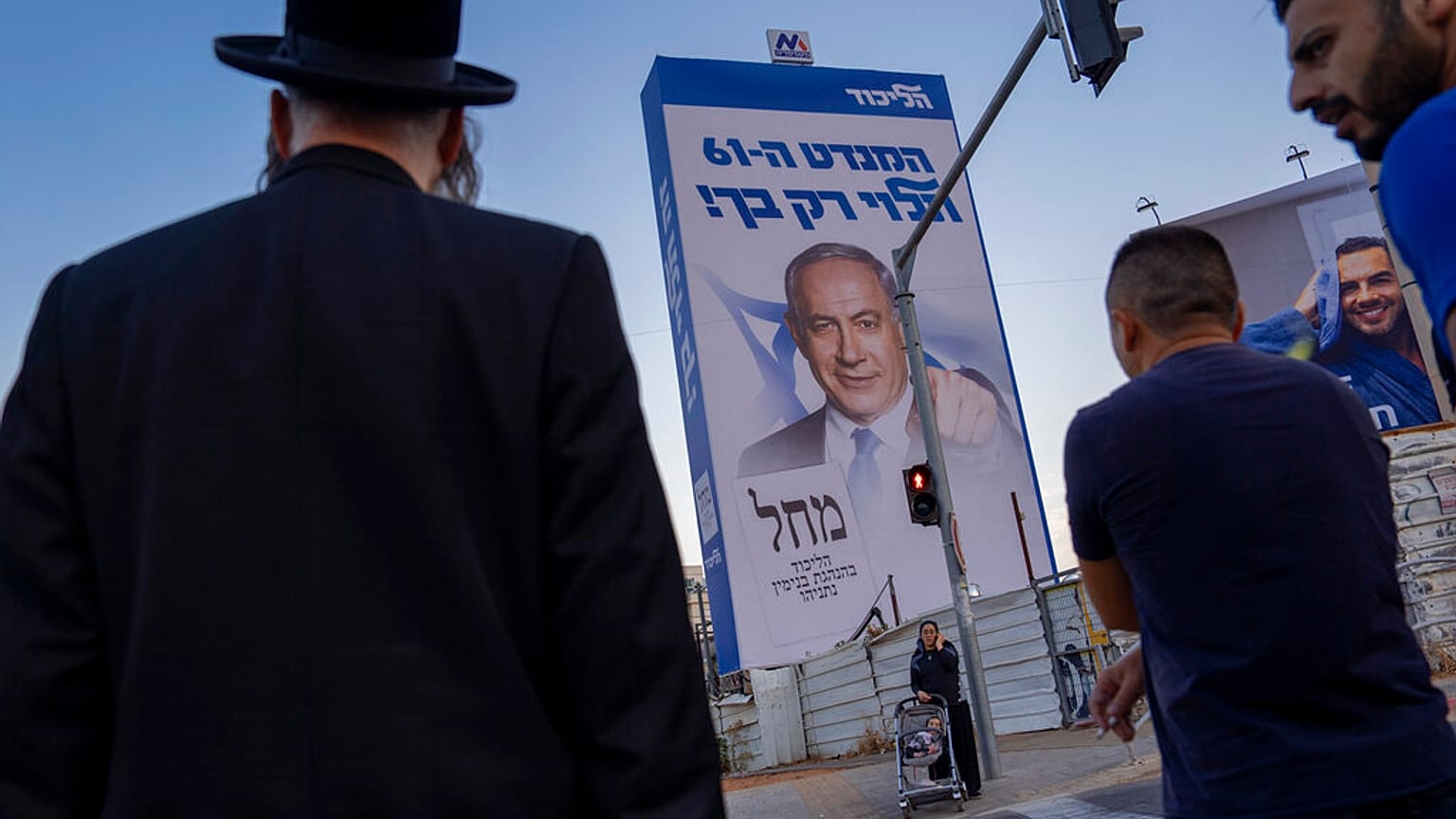 Benjamin Netanjahu arcképével díszített plakát Izraelben