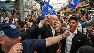 Der ehemalige israelische Ministerpräsident Benjamin Netanjahu, umgeben von Sicherheitskräften und Anhängern