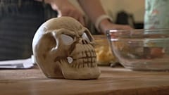 Рабочий стол Рози Грант, которая печёт печенья по рецептам с надгробий