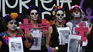 Decenas de mexicanas protestan vestidas como la icónica Catrina del día de Muertos contra los crímenes machistas.