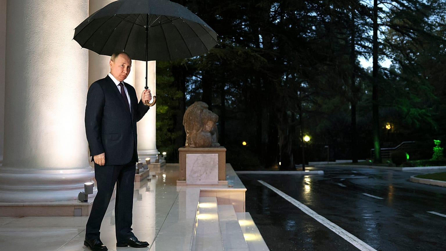 Ο Βλαντιμίρ Πούτιν περιμένει τους Νικόλ Πασινιάν και Ιλχάμ Αλίγιεφ στο βροχερό Σότσι