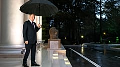 Ο Βλαντιμίρ Πούτιν περιμένει τους Νικόλ Πασινιάν και Ιλχάμ Αλίγιεφ στο βροχερό Σότσι