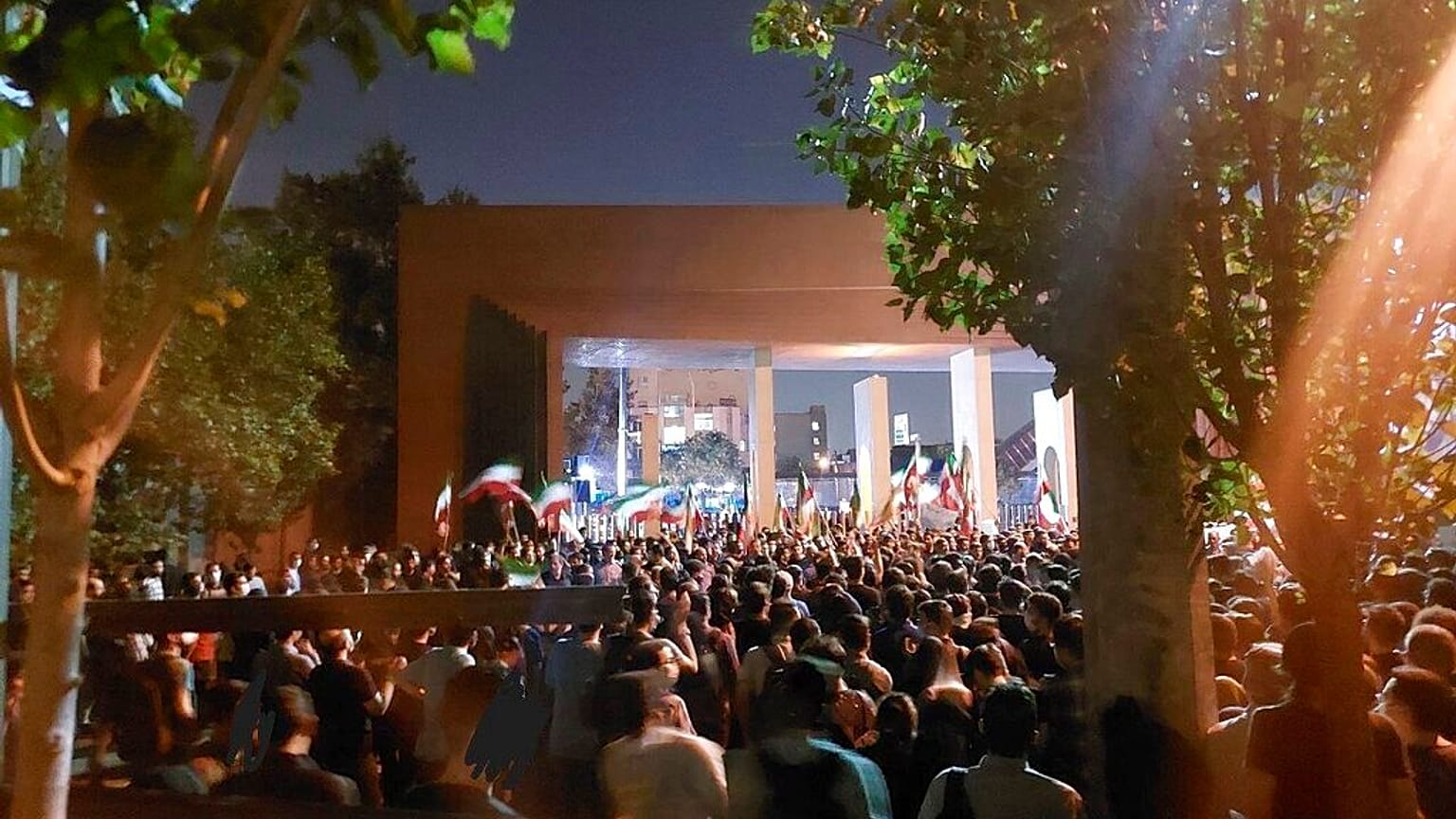İran'ın başkenti Tahran'daki Şerif Teknik Üniversitesi'nde yönetim karşıtı protesto gösterisi düzenleyen öğrenciler