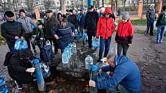 Eine Trinkwasserverteilstelle in einem Park in Kiew