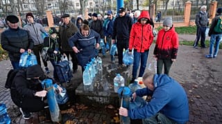 Eine Trinkwasserverteilstelle in einem Park in Kiew