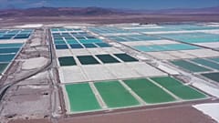 Riesige Salzwasserbecken, in denen das Lithium gewonnen wird