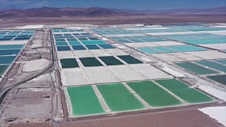 Riesige Salzwasserbecken, in denen das Lithium gewonnen wird