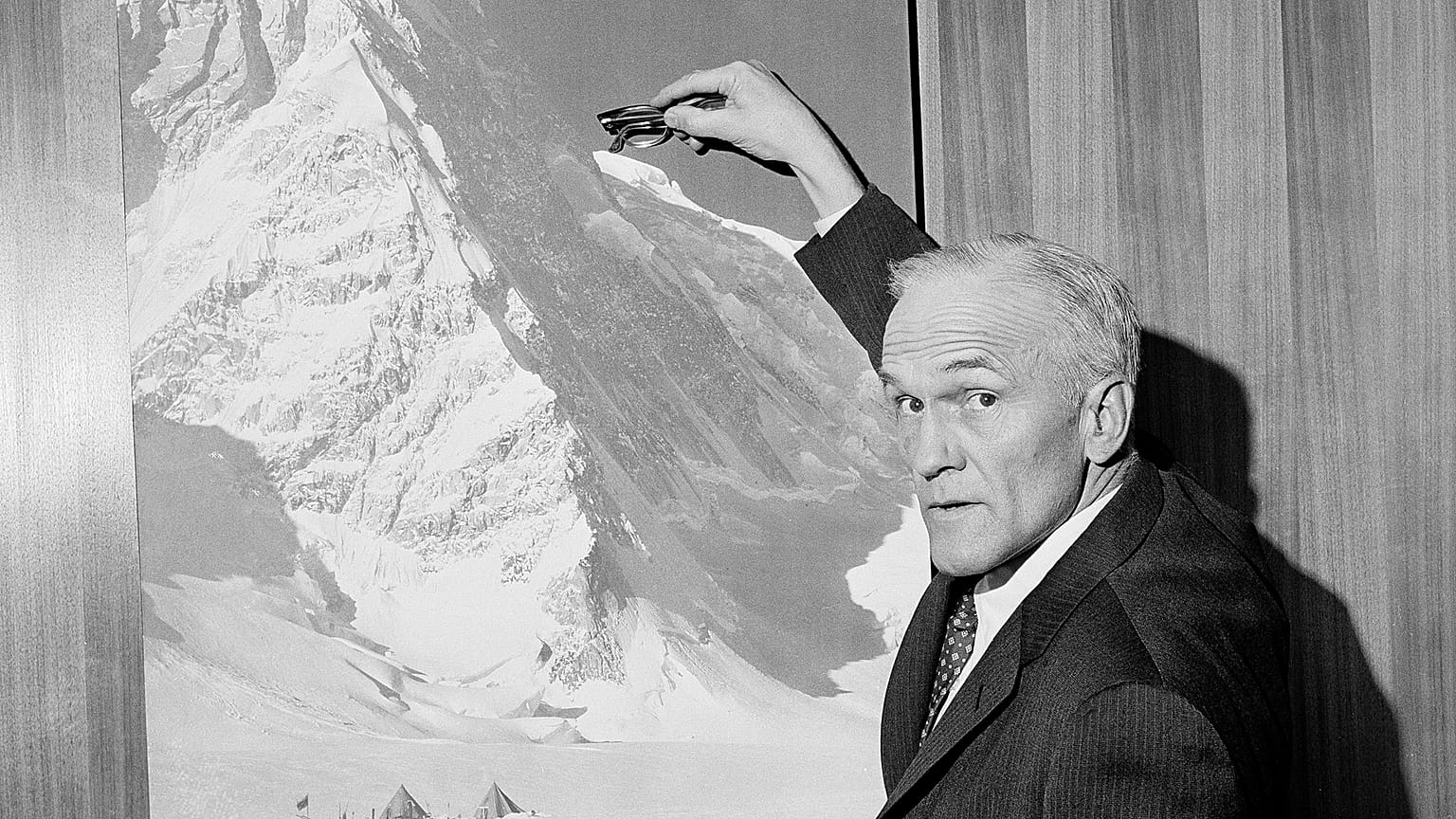 صورة أرشيفية من عام 1965 لبرادفورد واشبورن وهو يشير إلى صورة لجبل كينيدي في إقليم يوكون في كندا، بوسطن، الولايات المتحدة.