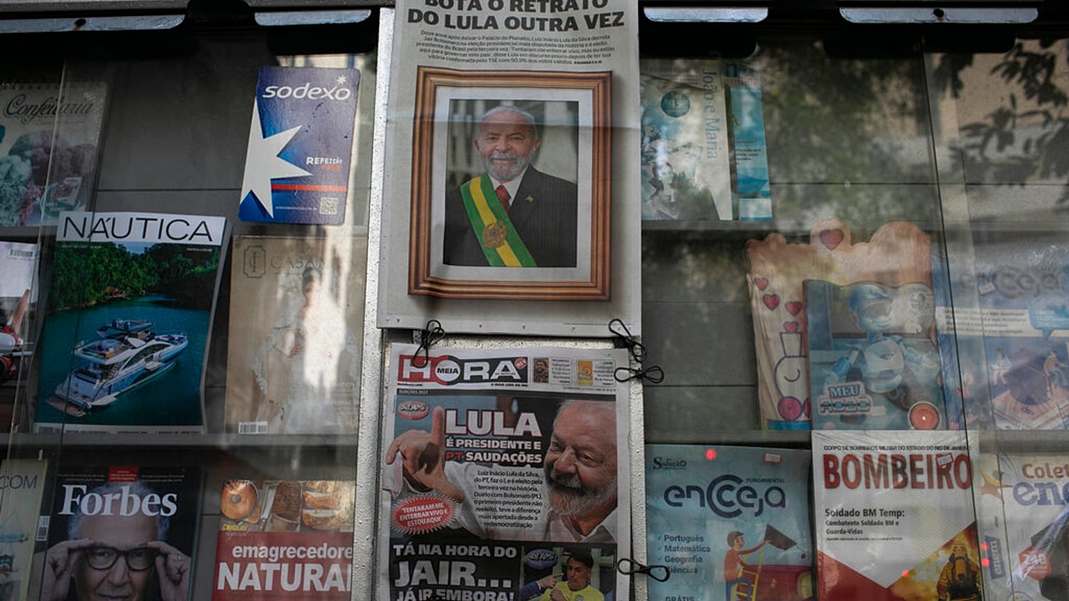 Manchetes de jornais brasileiros no rescaldo das eleições