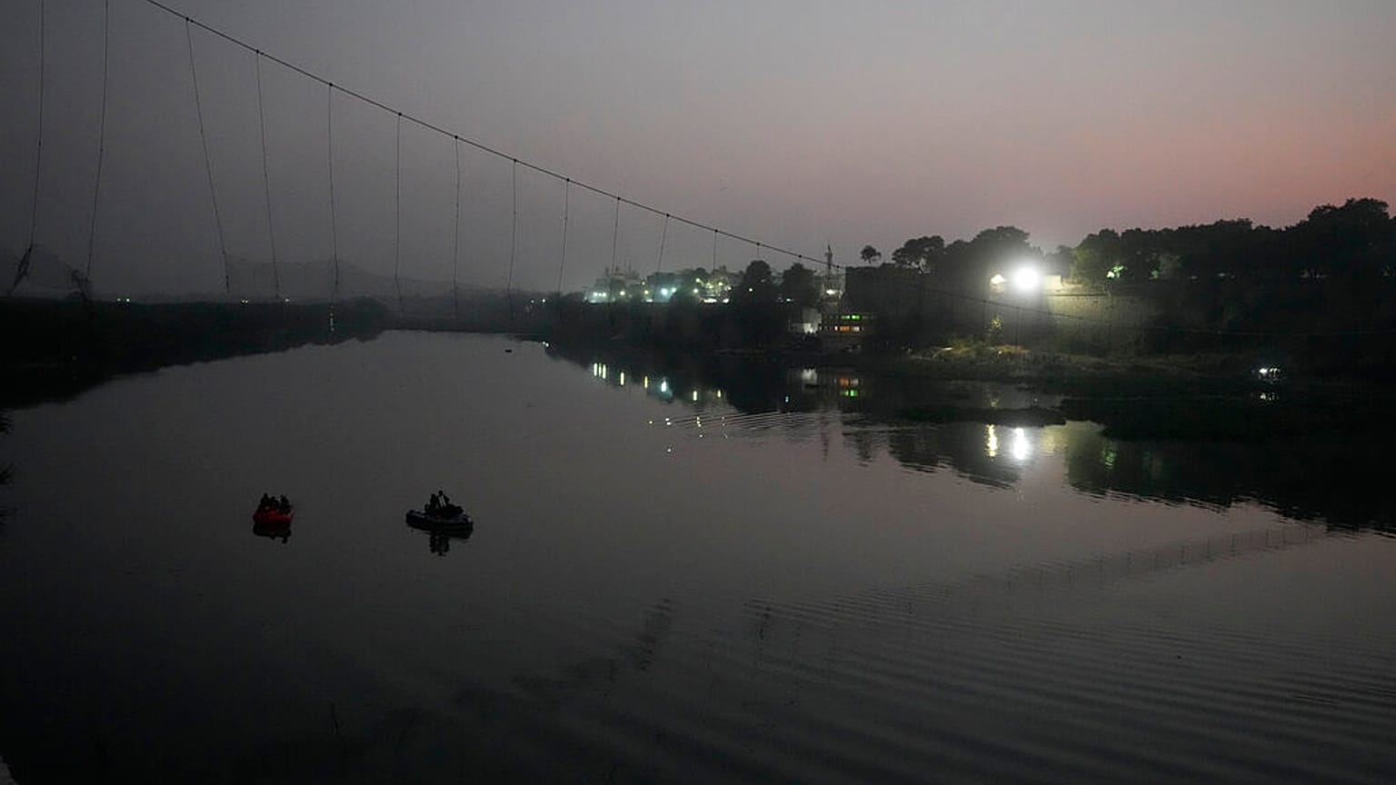 Hindistan'da Machchu Nehri üzerine kurulu asma köprünün çökmesi sonucu en az 134 kişi yaşamını yitirdi