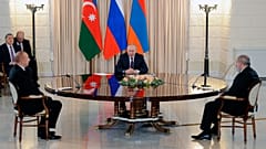 Wladimir Putin im Gespräch mit Nikol Paschinjan und Ilham Alijew 