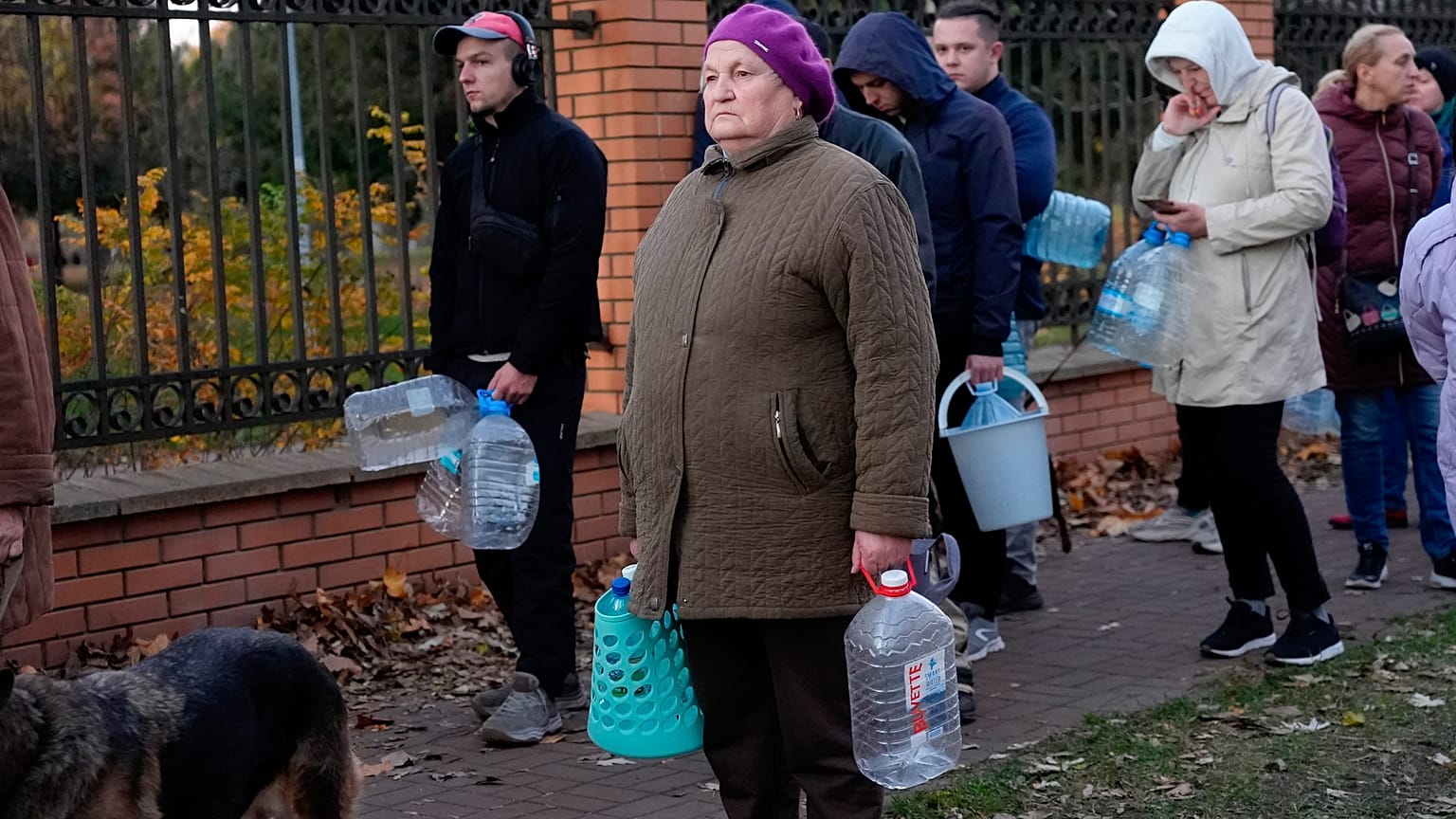 Des habitants à Kyiv font la queue pour avoir de l'eau potable