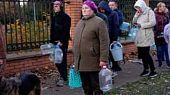 Am Montagabend bildeten sich lange Schlangen vor den Wasserpumpen in Kiew, inzwischen wurde die Versorgung wieder hergestellt.