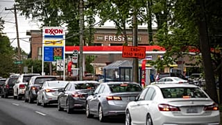 Autósok egy amerikai benzinkút mellett