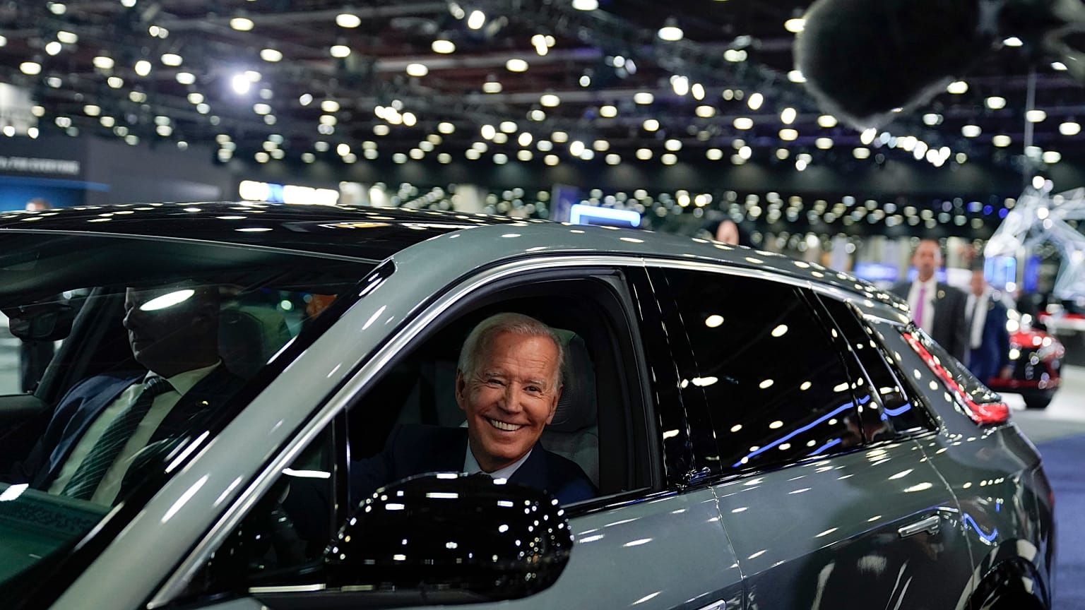 Biden auf einer Fahrzeugmesse im September 22