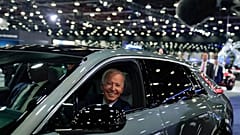 Biden auf einer Fahrzeugmesse im September 22