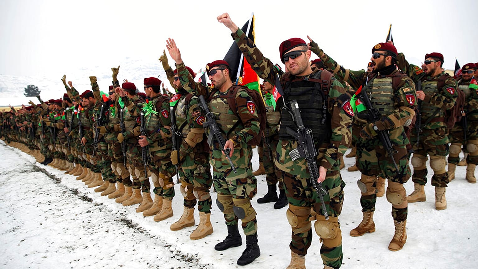 Frissen végzett afgán kommandósok várják felesketési szertartásukat 2020. január 13-án a kabuli Commando Training Center-ben