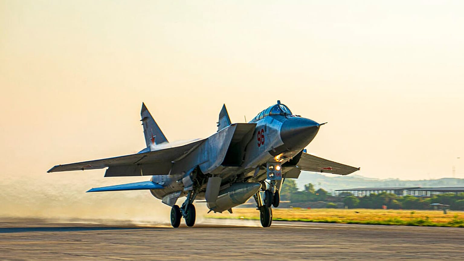 Suriye'deki Hemeimeem hava üssünden kalkış yapan bir Rus  MiG-31 savaş jeti / Arşiv
