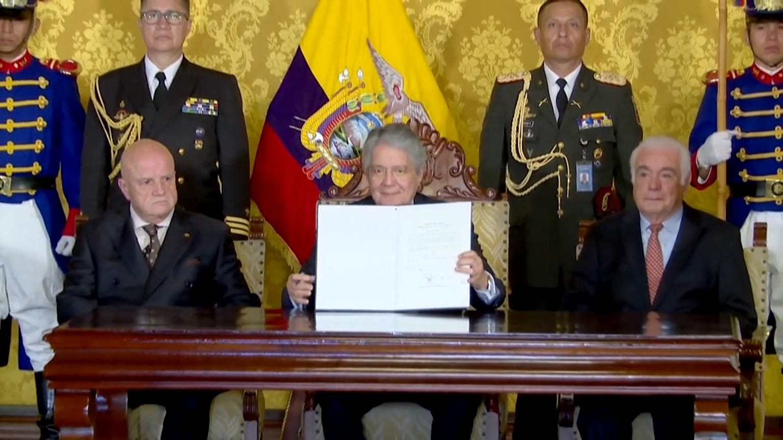 Fernando Santos toma posesión como ministro de Energía y Minas en un acto junto al presidente de Ecuador, Guillermo Lasso.