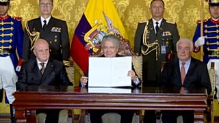 Fernando Santos toma posesión como ministro de Energía y Minas en un acto junto al presidente de Ecuador, Guillermo Lasso.