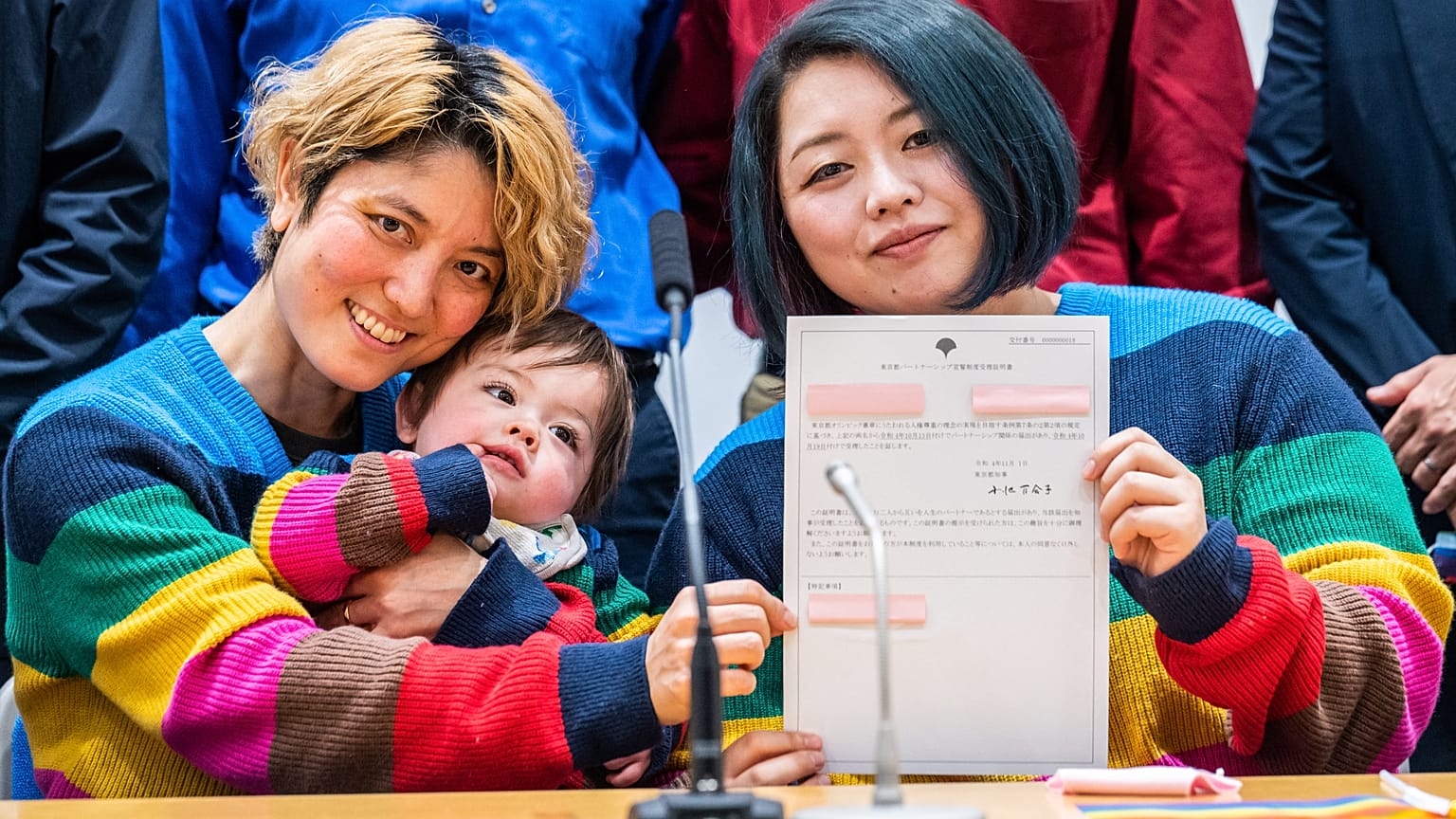 Tokyo’da eşcinsel çiftlere sertifika dağıtılıyor