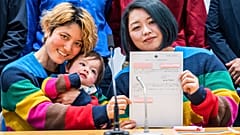 Tokyo’da eşcinsel çiftlere sertifika dağıtılıyor