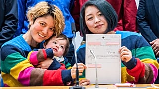 Tokyo’da eşcinsel çiftlere sertifika dağıtılıyor