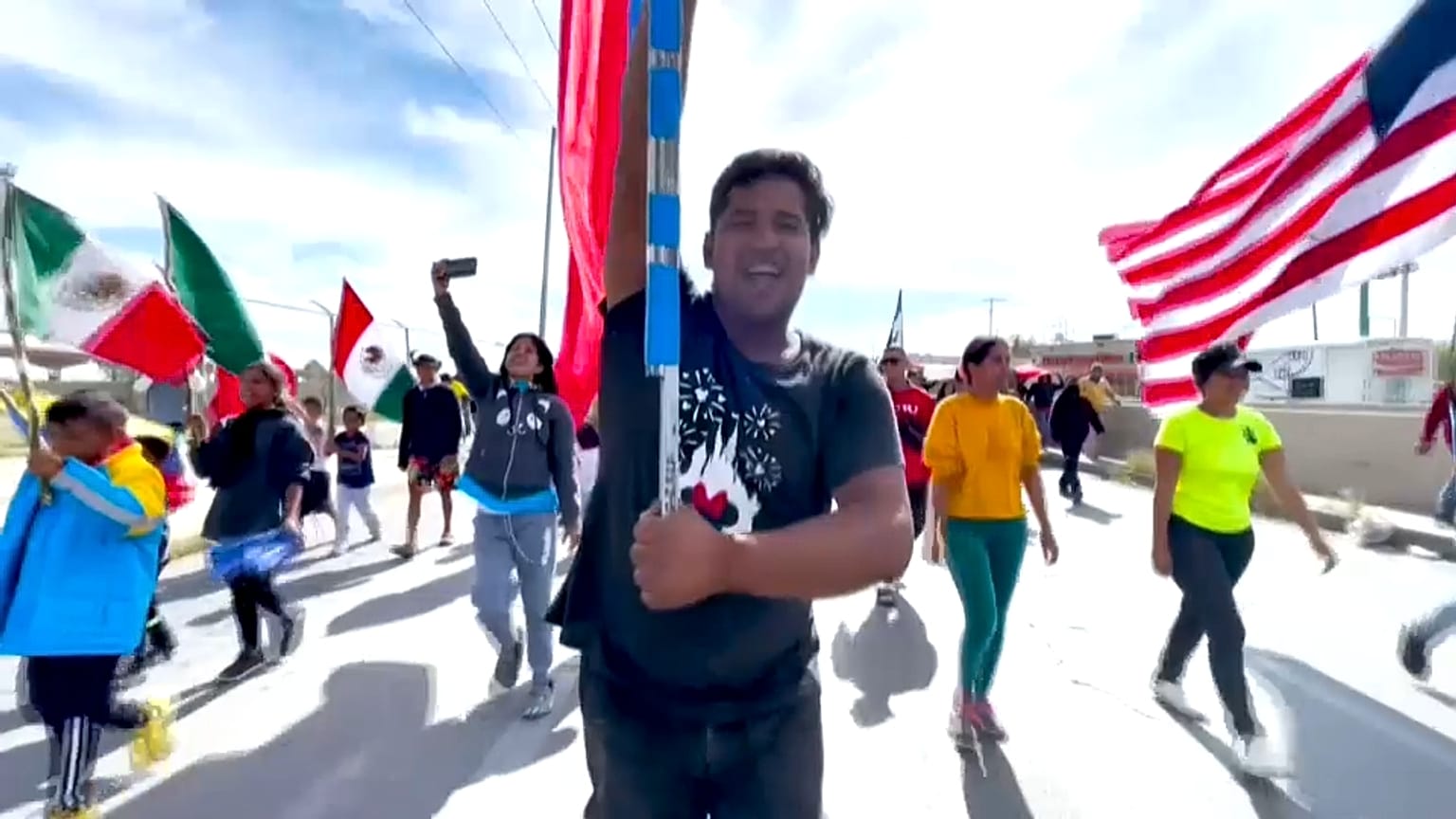 Des migrants à la frontière entre le Mexique et les Etats-Unis