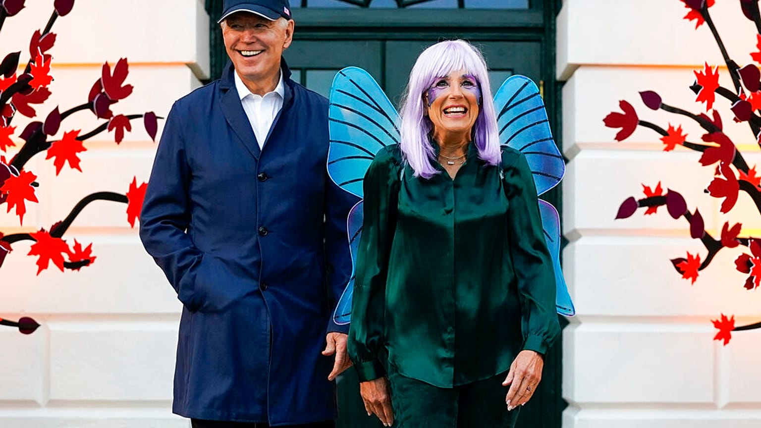 Joe und Jill Biden verteilen Süßigkeiten an kleine Besucher.