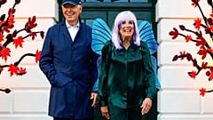 Joe und Jill Biden verteilen Süßigkeiten an kleine Besucher.