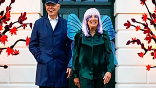 Joe und Jill Biden verteilen Süßigkeiten an kleine Besucher.