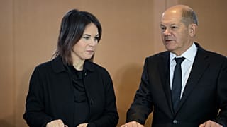 Annalena Baerbock külügyminiszter és Olaf Scholz kancellár Berlinben