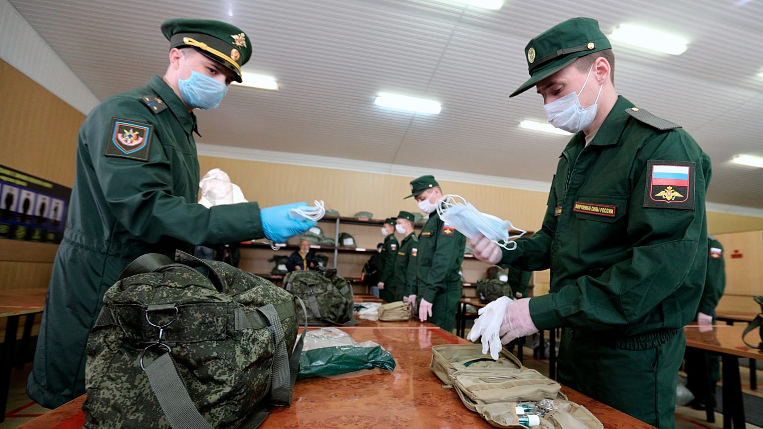 Ein Rekrut empfängt in Russland seine militärische Ausrüstung