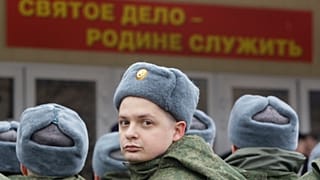Российские призывники выстраиваются под табличкой "Служение Родине - святой долг".