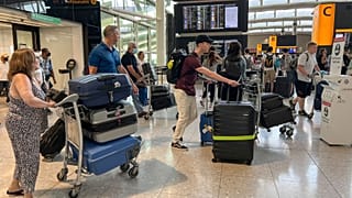 Since July, Heathrow airport has limited the number of outgoing passengers to 100,000 per day.
