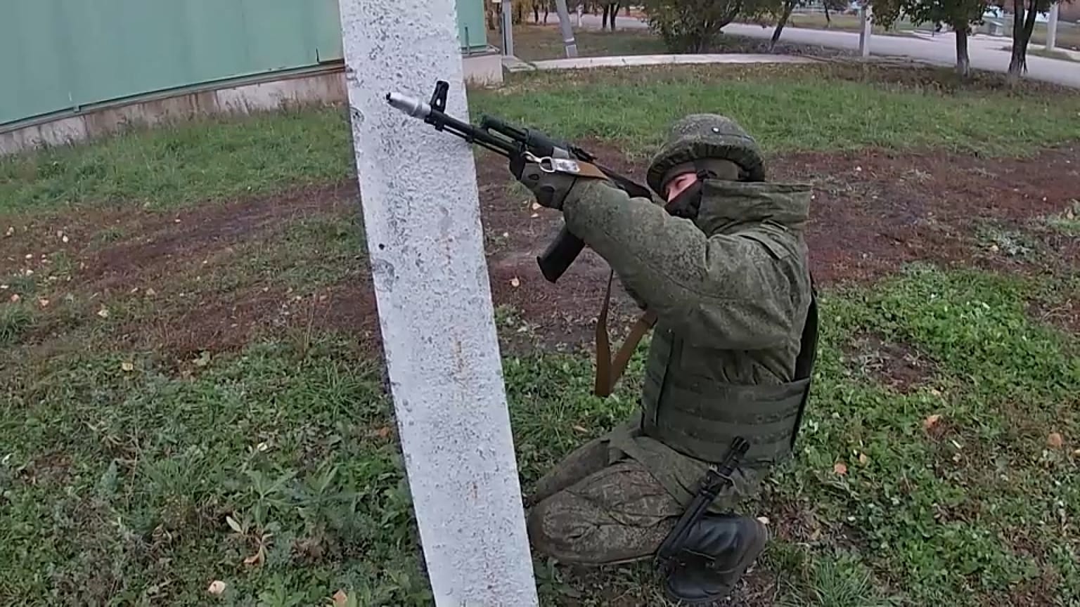 Un recluta ruso realiza maniobras militares.