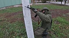 Un recluta ruso realiza maniobras militares.
