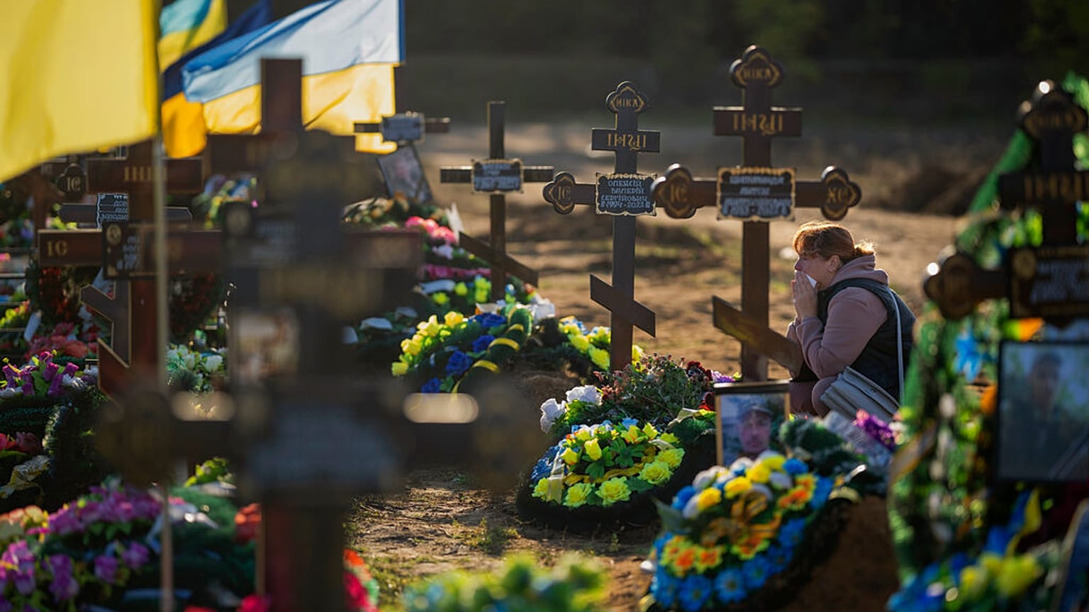 Eine Frau trauert auf einem Friedhof in Mykolajiw, Ukraine, am Grab ihres einzigen Sohnes, eines Soldaten, der bei einem russischen Bombenangriff getötet wurde.