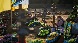 Eine Frau trauert auf einem Friedhof in Mykolajiw, Ukraine, am Grab ihres einzigen Sohnes, eines Soldaten, der bei einem russischen Bombenangriff getötet wurde.