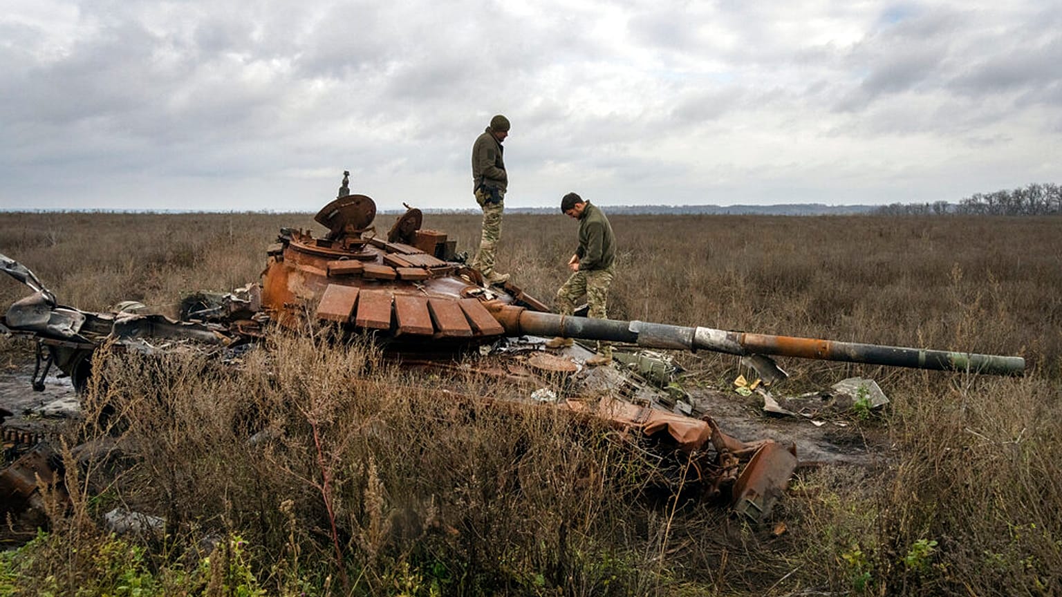 Un soldado ucraniano inspecciona un tanque ruso dañado cerca de la aldea recientemente retomada de Kamianka, en la región de Kharkiv, Ucrania, el domingo 30 de octubre de 2022
