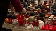 Mécsesgyújtás a Farkasréti temetőben, a távol nyugvók emlékhelyénél
