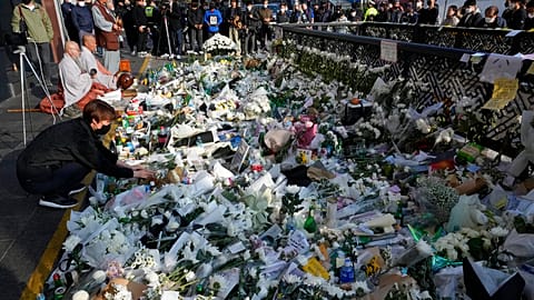 Des fleurs en hommage aux victimes de la bousculade d'Itaewon