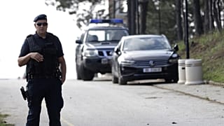 Koszovói rendőrtiszt az északi, albánok és szerbek lakta Mitrovicában
