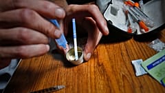 Eroine fentanil testi yapan bir uyuşturucu bağımlısı / Arşiv