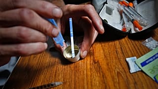 Eroine fentanil testi yapan bir uyuşturucu bağımlısı / Arşiv