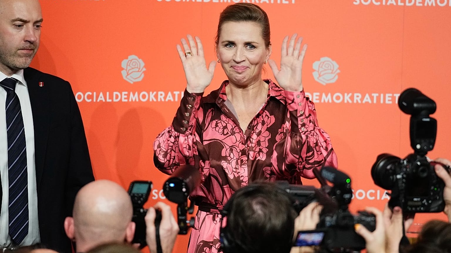 Mette Frederiksen am Wahlabend vor ihren Anhängern